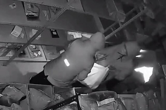    Троица брала с полок товары и складывала в коробки и пакеты Фото: Кадр из видео/ УМВД по Кировской области
