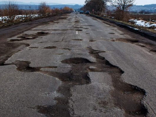    разбитая дорога // фото: nyafoto.ru