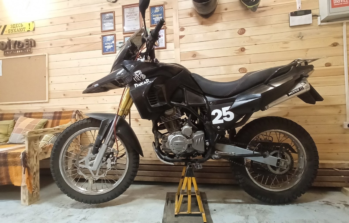 Мой мотоцикл во время хранения всегда стоит на этой подставке