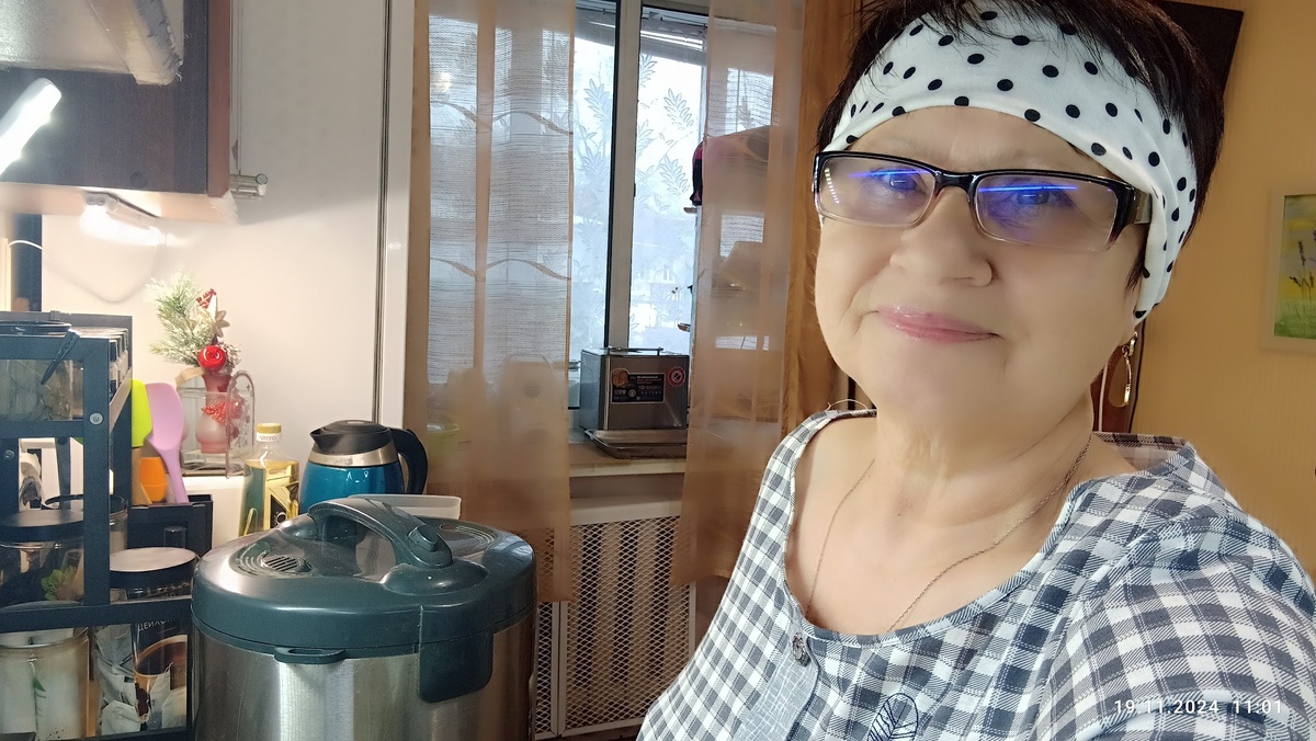 Я на рабочем месте , на кухне.