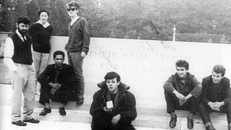 Битлз на пути в Гамбург: остановка у Военного мемориала в Арнеме (Нидерланды) 16.08.1960. Алан Уильямс, его жена Берил, ливерпульский артист Лорд Вудбайн, Стюарт Сатклифф, Пол МакКартни, Джордж Харрисон и Пит Бест (Джон Леннон фотографировал; по другой версии - не Джон, а Барри Ченг). Надпись на мемориале гласит: ‘Их имена живут вечно’