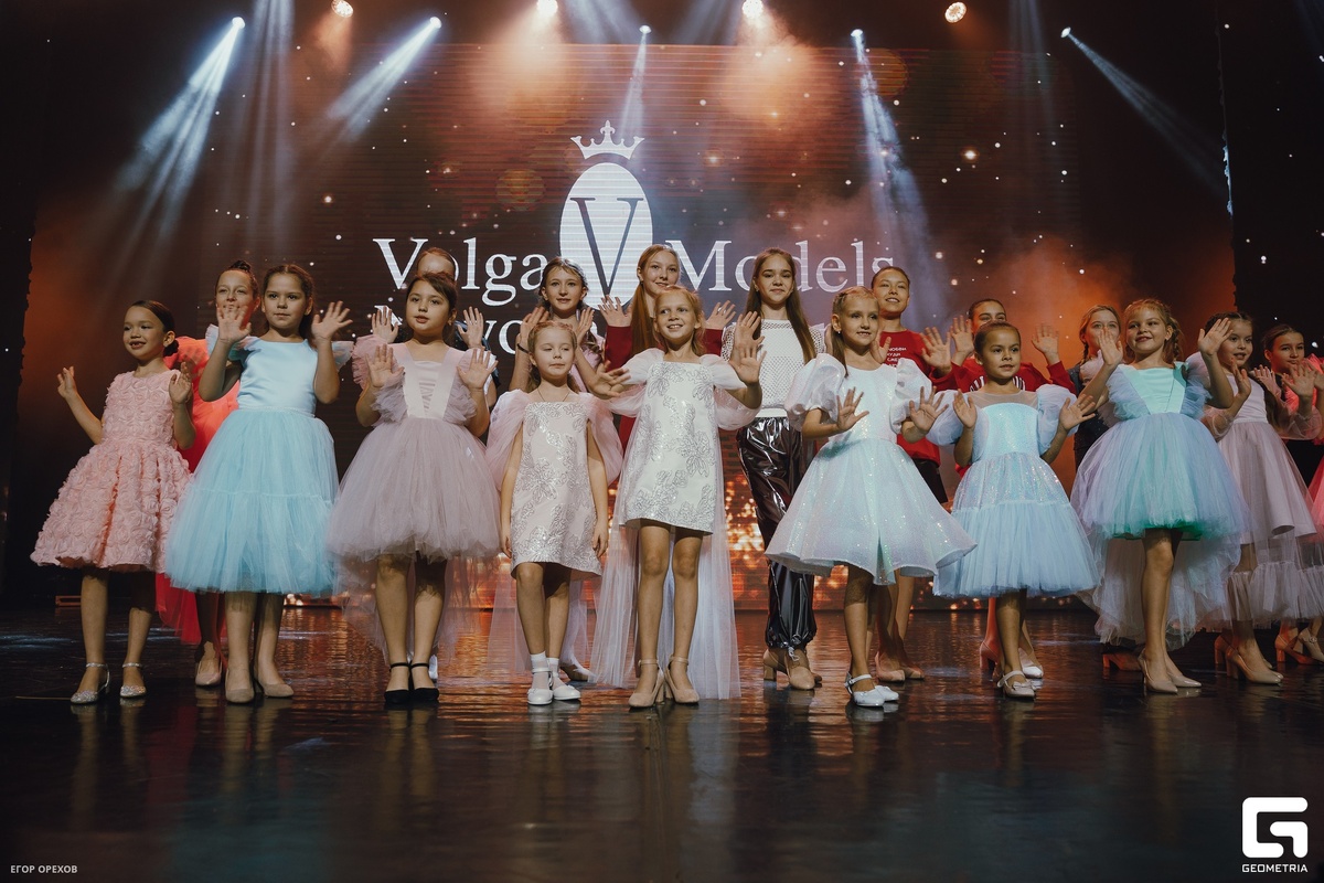 Слева направо платья : Флёр, Тиффани, Эстель со шлейфом, Флоренция розовая и белая, Токио, Аника, Эстель со шлейфом,Дейзи.