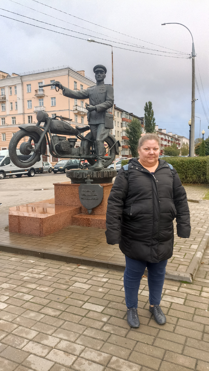 памятник милиционеру возле ж/д вокзала