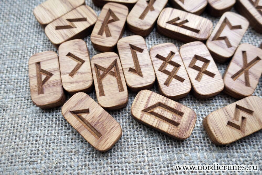 Рун Старшего Футарка из дуба.

