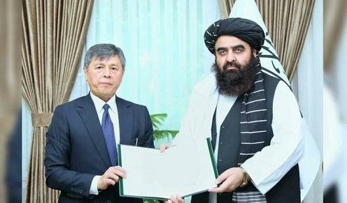 Ойбек Усманов и Амир Хан Муттаки. Фото с сайта pajhwok.com