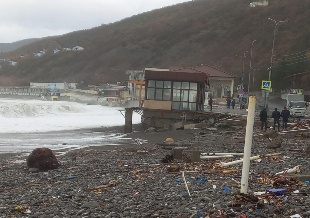    Так выглядела Широкая балка во время "шторма века" в прошлом году.