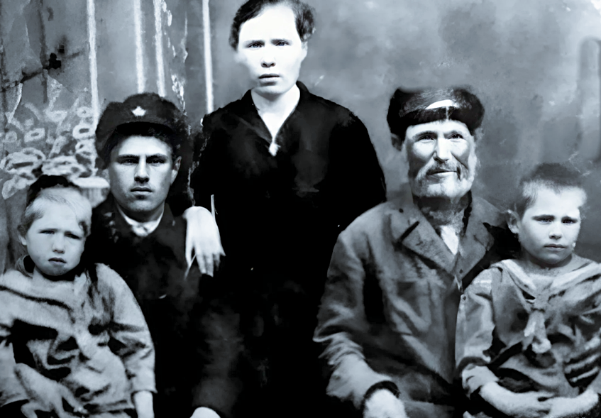 Герой повествования в кругу своих родных.