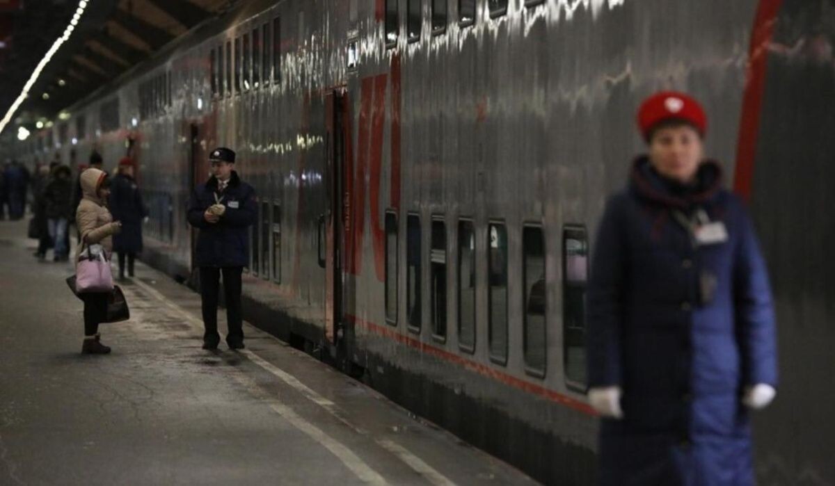     Проводники встречают пассажиров. Источник: dp.ru Автор фото: Ковалев Петр