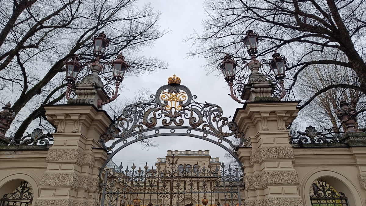 Ворота Алексеевского дворца