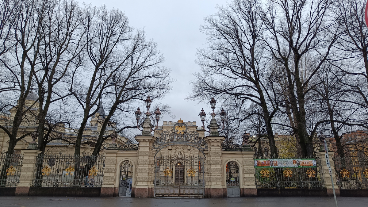 Вид на Алексеевский дворец с набережной реки Мойки