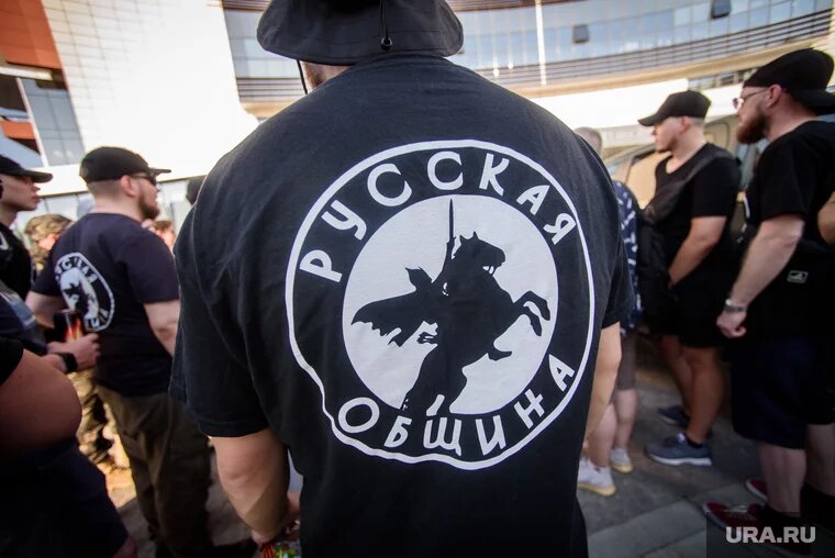 Судя по видео, активисты «Русской общины» использовали пневматику и ракетницы в драке. Фото: Илья Московец © URA.RU