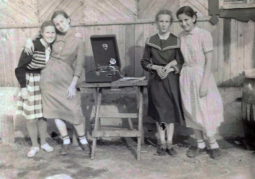 картинка из интернета танцы под патефон предвоенное фото