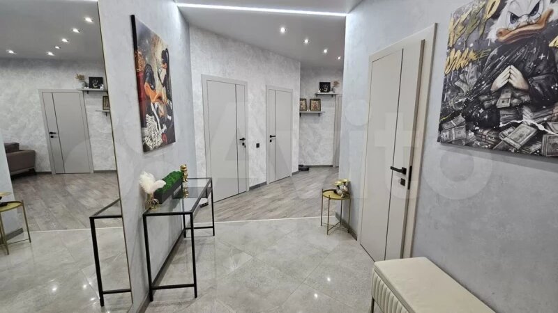     Квартира с деньгами и Дональдом Даком продается в Барнауле за 28 млн рублей «Авито»