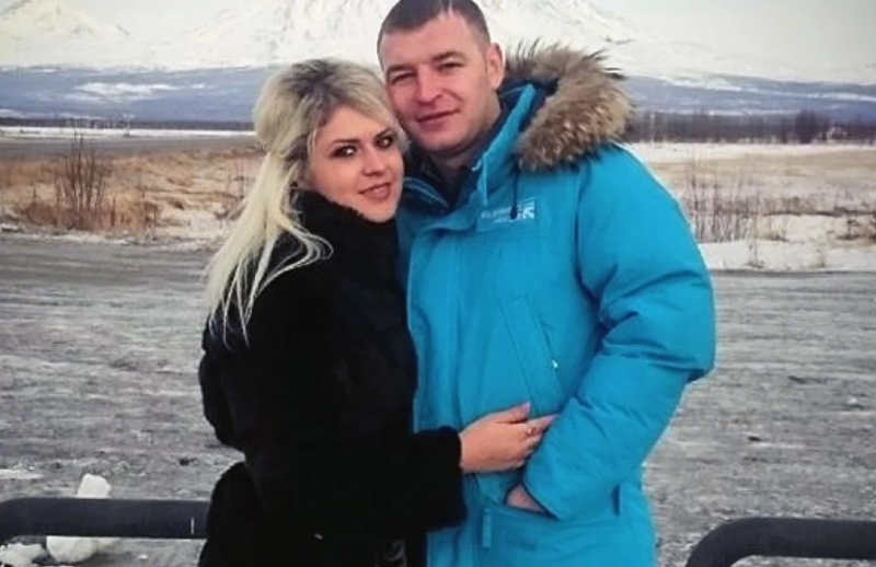    Александр с женой. Скриншот: aif.ru