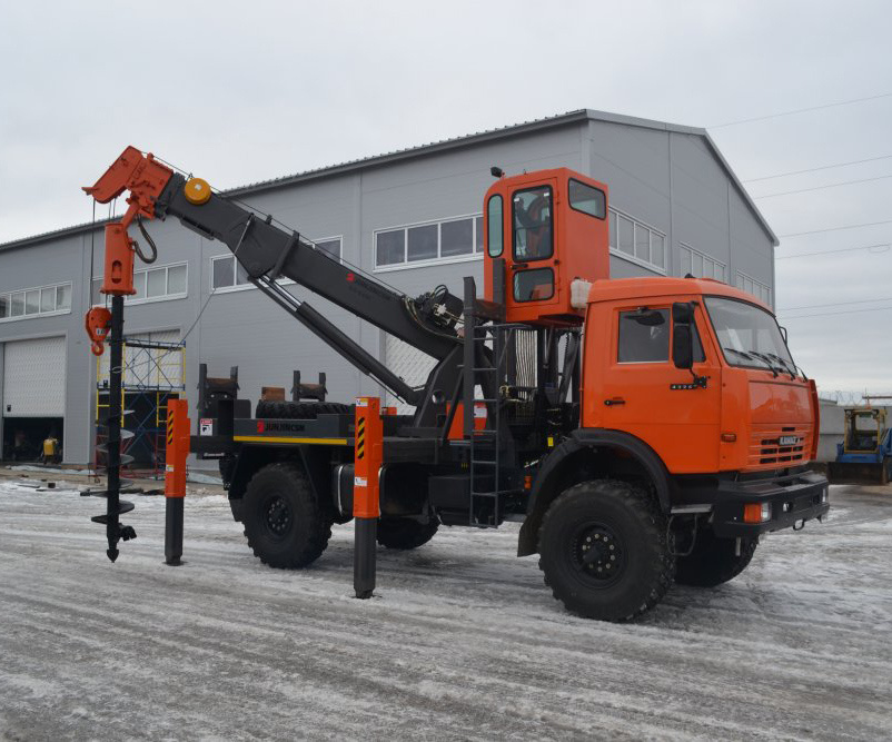 Ямобур SOOSAN SA040С с кабиной оператора на шасси КамАЗ 4326