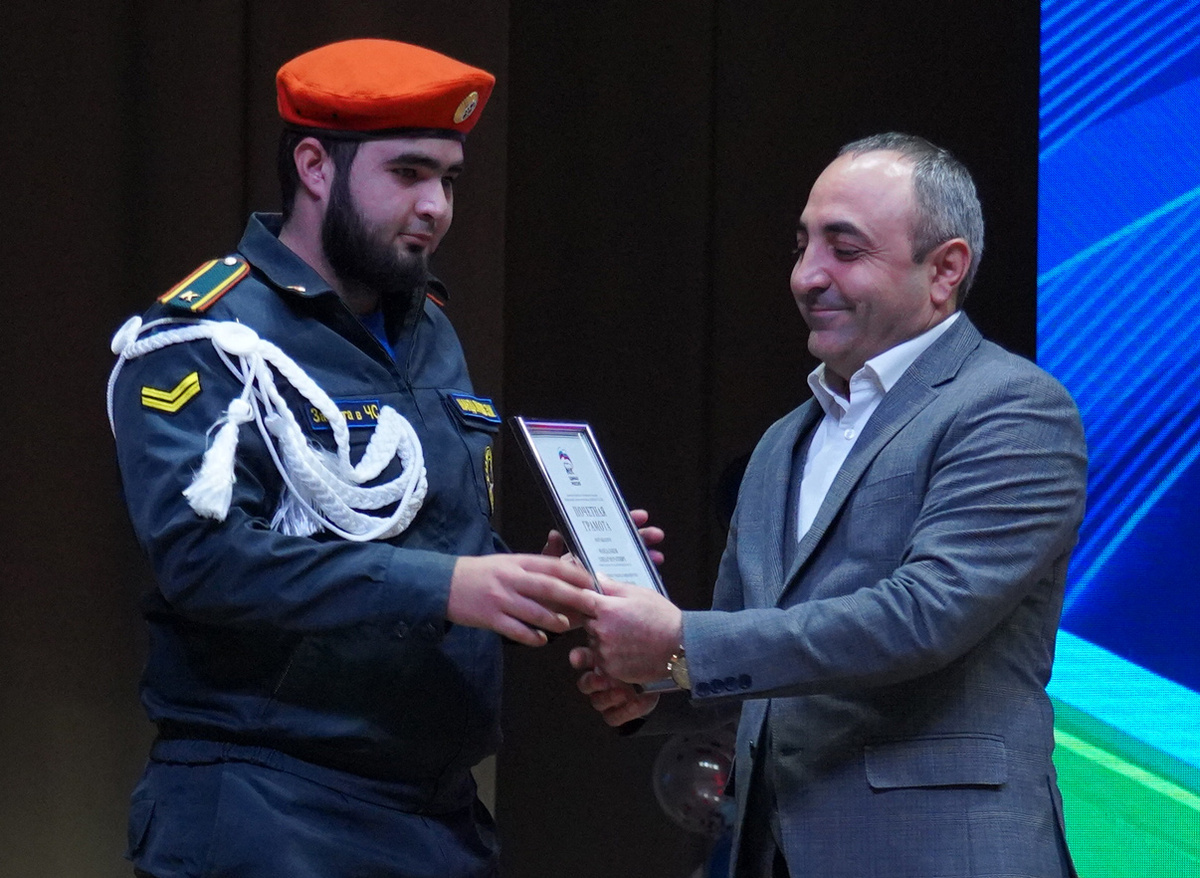 Руслан Джамбаев вручает награду молодогвардейцу Элизару Мандалакову