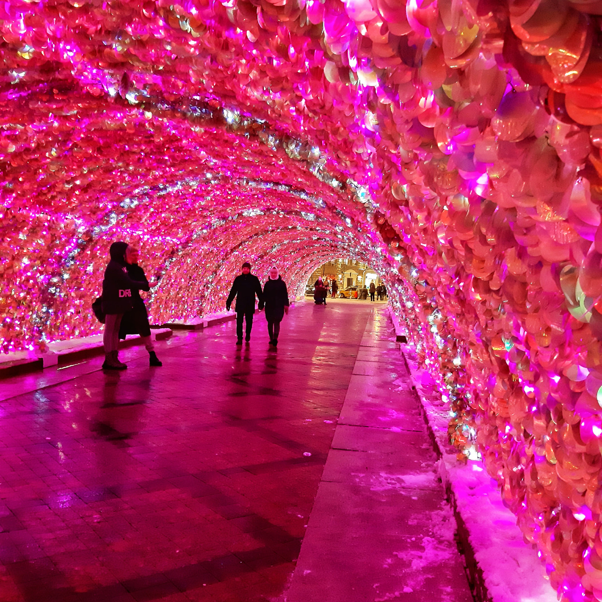 Световой тоннель на Никитском бульваре. Москва. 2024 год.