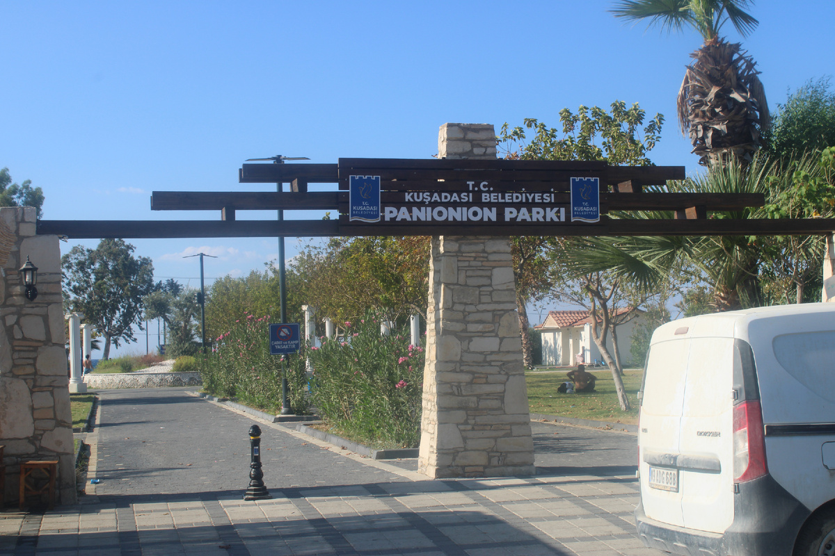 Ворота: тут останавливается маршрутка