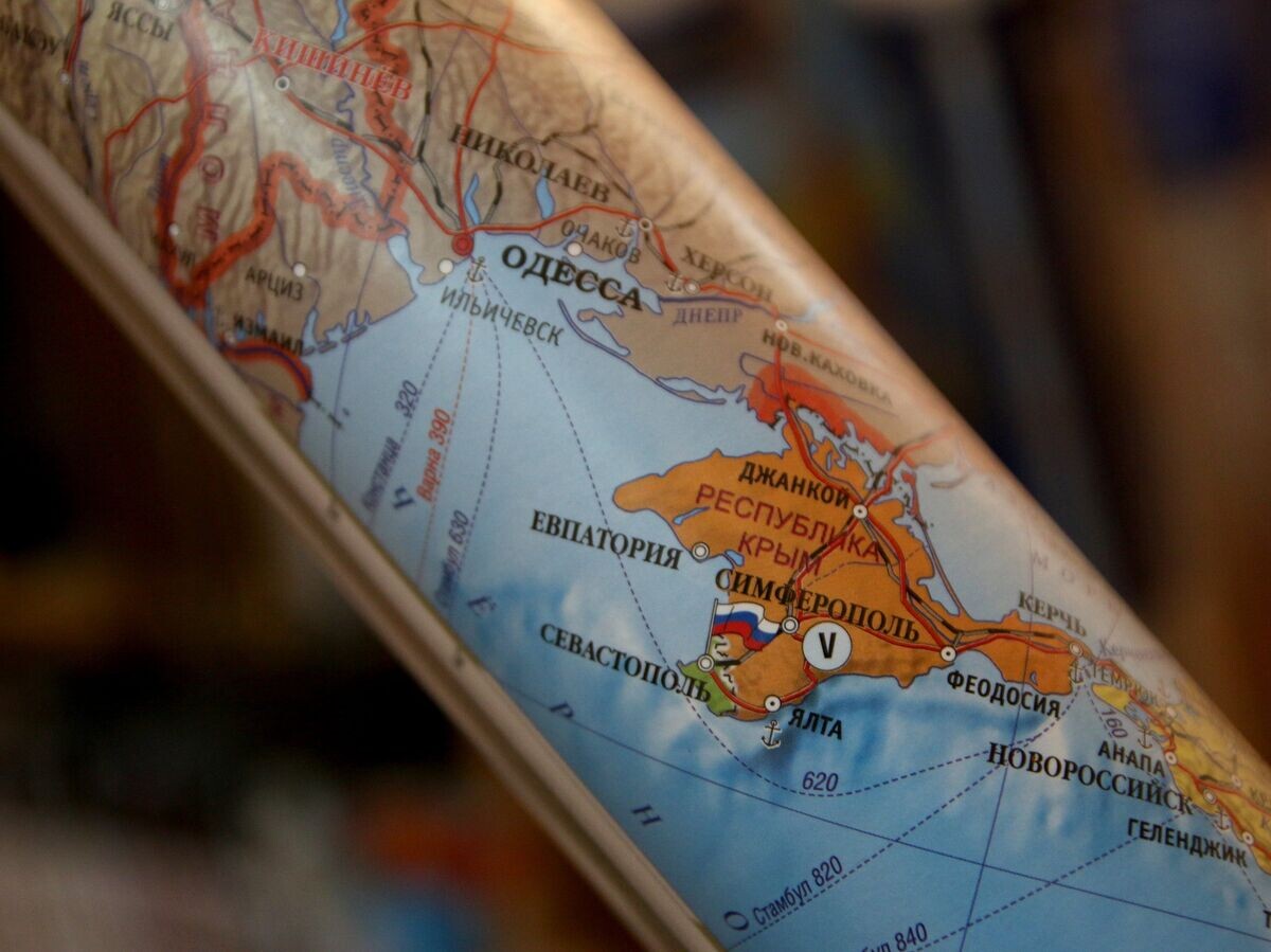    Свернутая в рулон политическая карта Европы© РИА Новости . Андрей Иглов