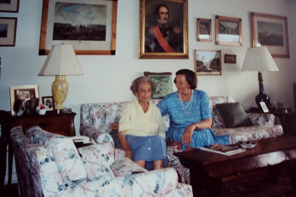 В Монреале в квартире герцогини Лейхтенбергской . Слева  герцогиня. Справа  ее дочь Ирина  Фото мое