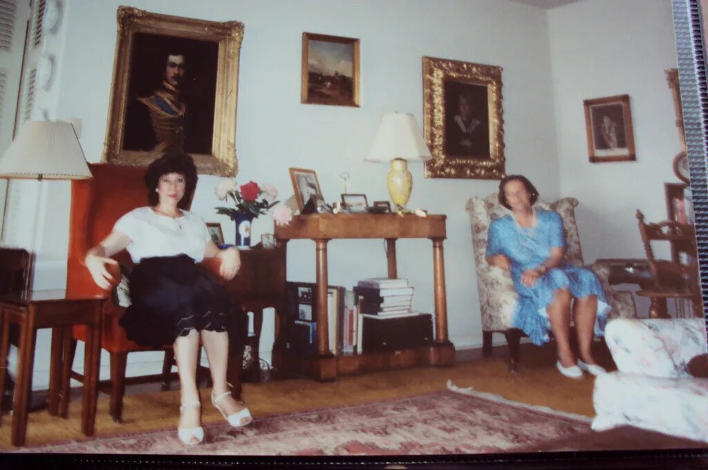 В Монреале в квартире герцогини Лейхтенбергской. Слева  я.  Справа дочь герцогини  Ирина. Фото мое