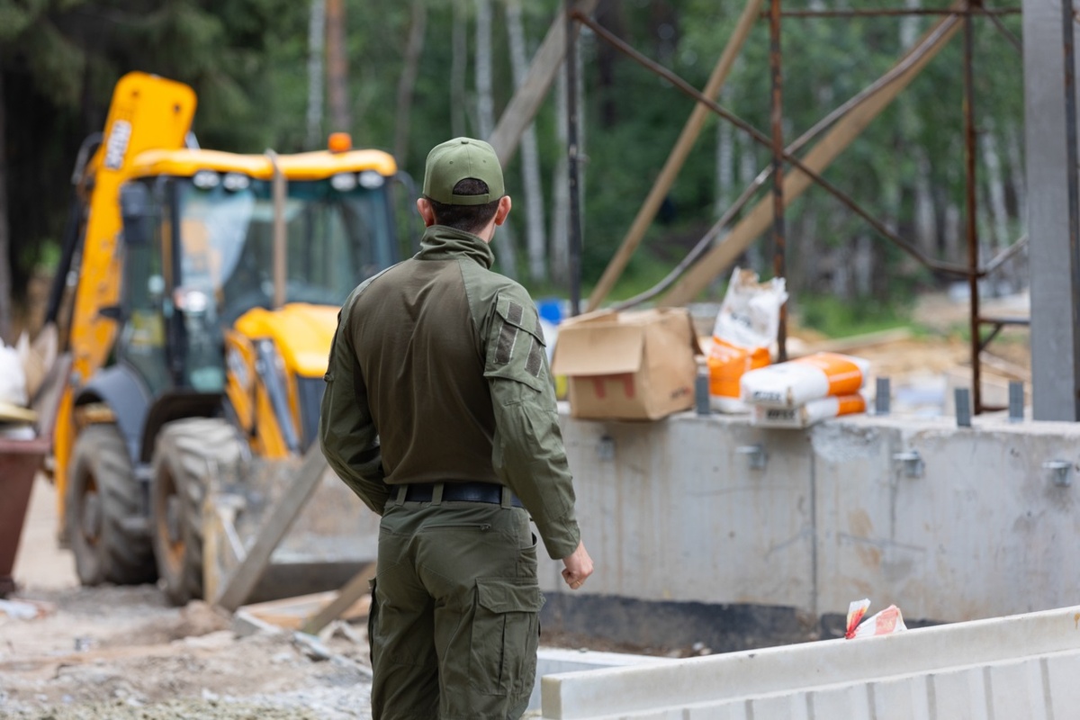 Сотрудники госавтоинспекции считают аварийные раскопки дополнительными угрозами жизни людей.  Фото: Иван Кабанов