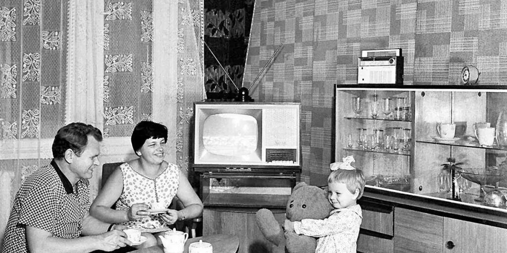 Советкская семья у телевизора. Фото из свободных источников.