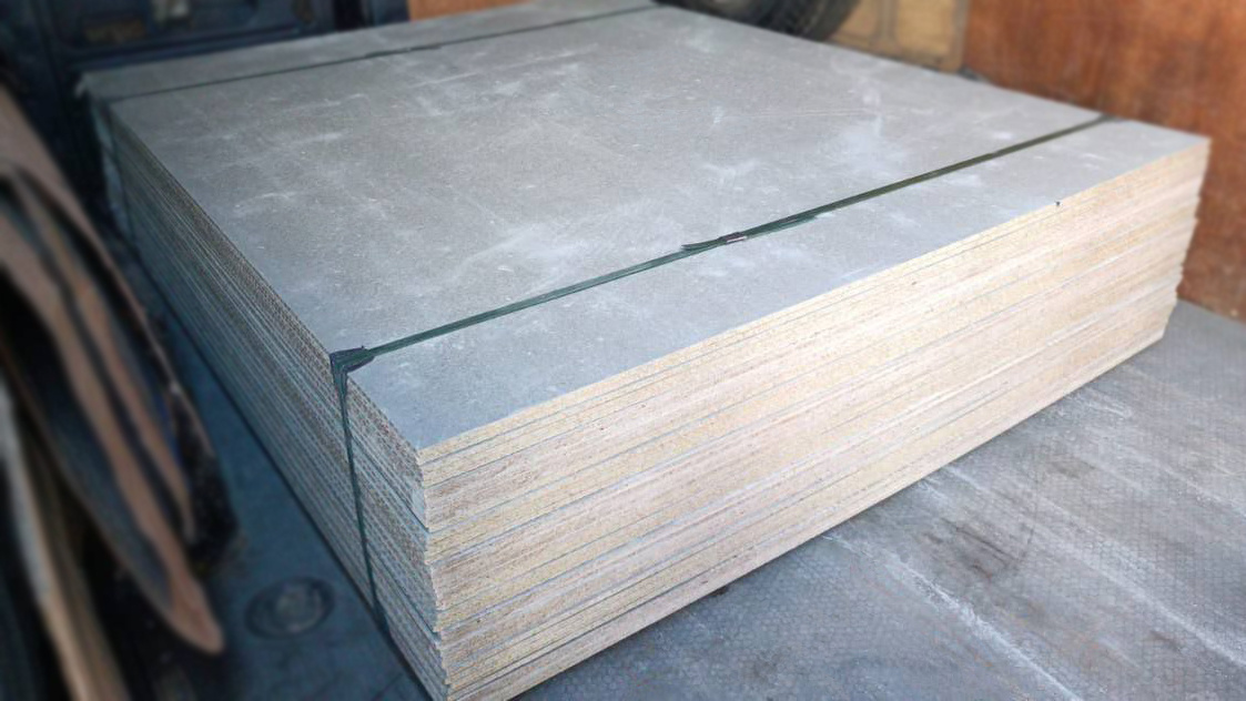 Для каждого слоя плиты выбираются размеры и толщина опилок, особенное внимание уделяется величине древесных фракций. Для внешних элементов плиты используется максимально измельченная стружка, для внутренних — крупная. 