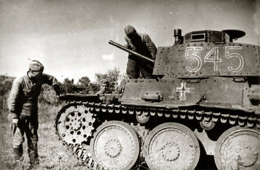 Трофейный чешский танк т-38. Фотку скинул Сергей Березовский.  Фото  с яндекс-картинок