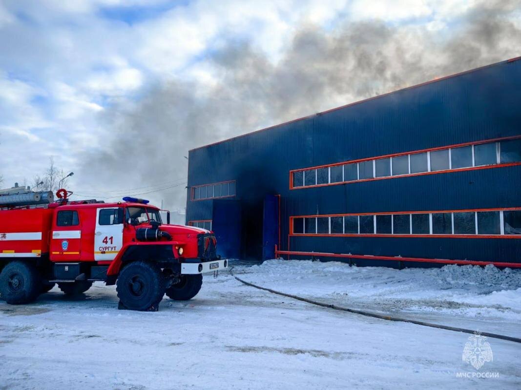    На Нефтеюганском шоссе в Сургуте горит здание с техникой внутри