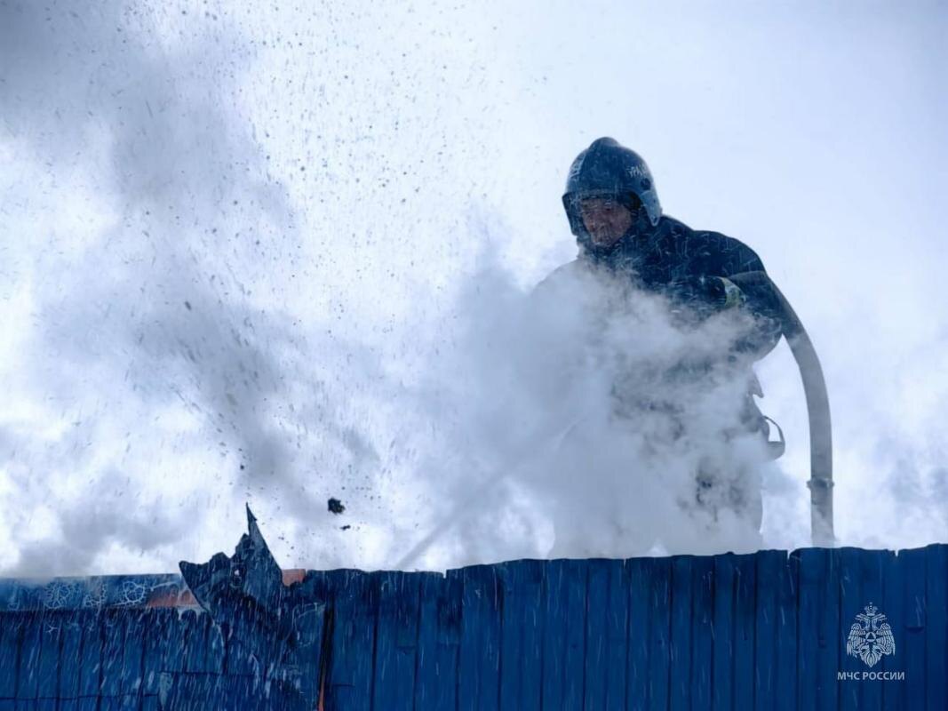    На Нефтеюганском шоссе в Сургуте горит здание с техникой внутри