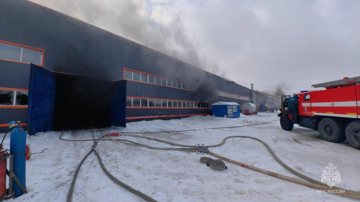    На Нефтеюганском шоссе в Сургуте горит здание с техникой внутри