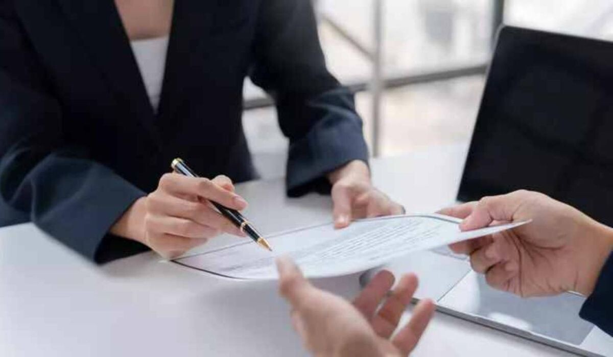     Сотрудники офиса. Источник: ria.ru Автор фото: AmnajKhetsamtip