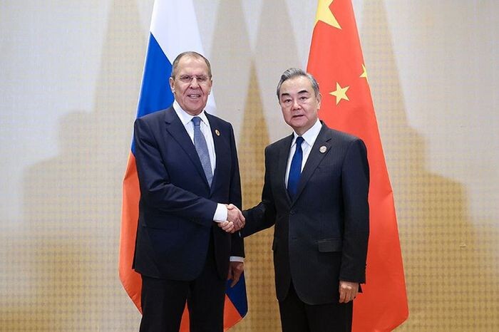 С.В. Лавров и министр иностранных дел КНР Ван И на саммите в Рио-де-Жанейро, 18 ноября.