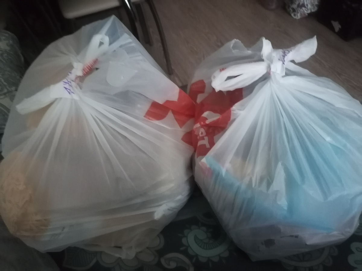 Пакеты приносят завязанные. В узле приклеена липкая бумага, чтобы курьер не смог, что то взять. Курьеры бывают разные. 