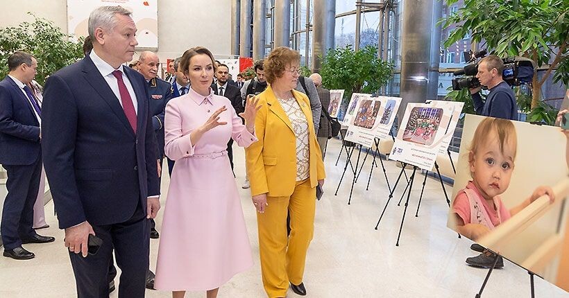 Губернатор НСО Андрей Травников, Уполномоченный при Президенте РФ по правам ребёнка Мария Львова-Белова и министр социального развития и труда НСО Елена Бахарева. 