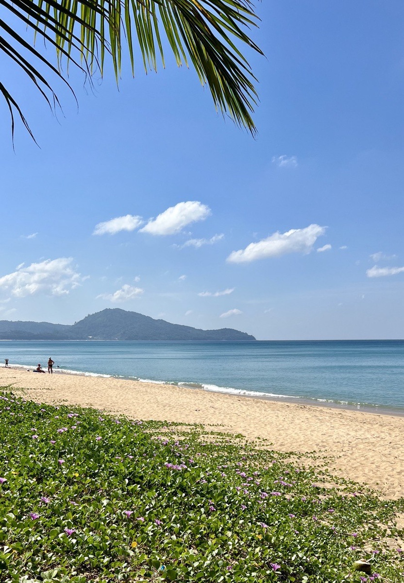 Пляж Май Кхао, Пхукет