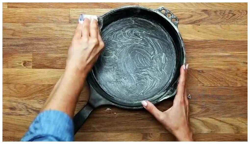 Очистка сковородки от подгоревшей еды