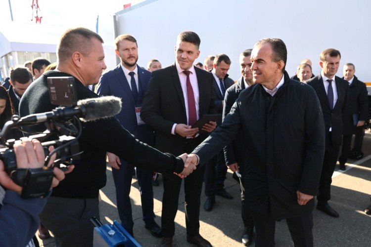    Стенды кубанских предприятий сельхозтехники на «ЮГАГРО» оценил Вениамин Кондратьев