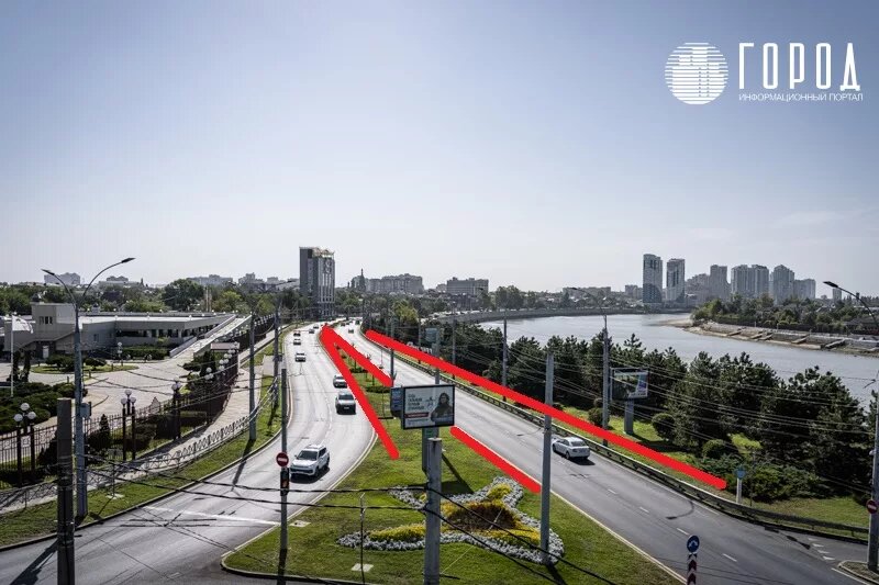 Красные линии - места, где перекопали газоны. 