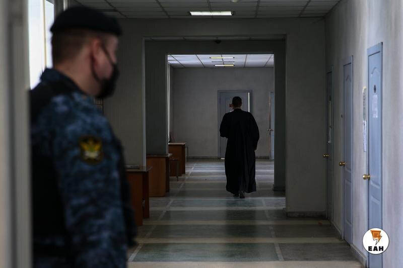    ЕАН / Муж и жена заперли и подожгли квартиру с людьми в Свердловской области