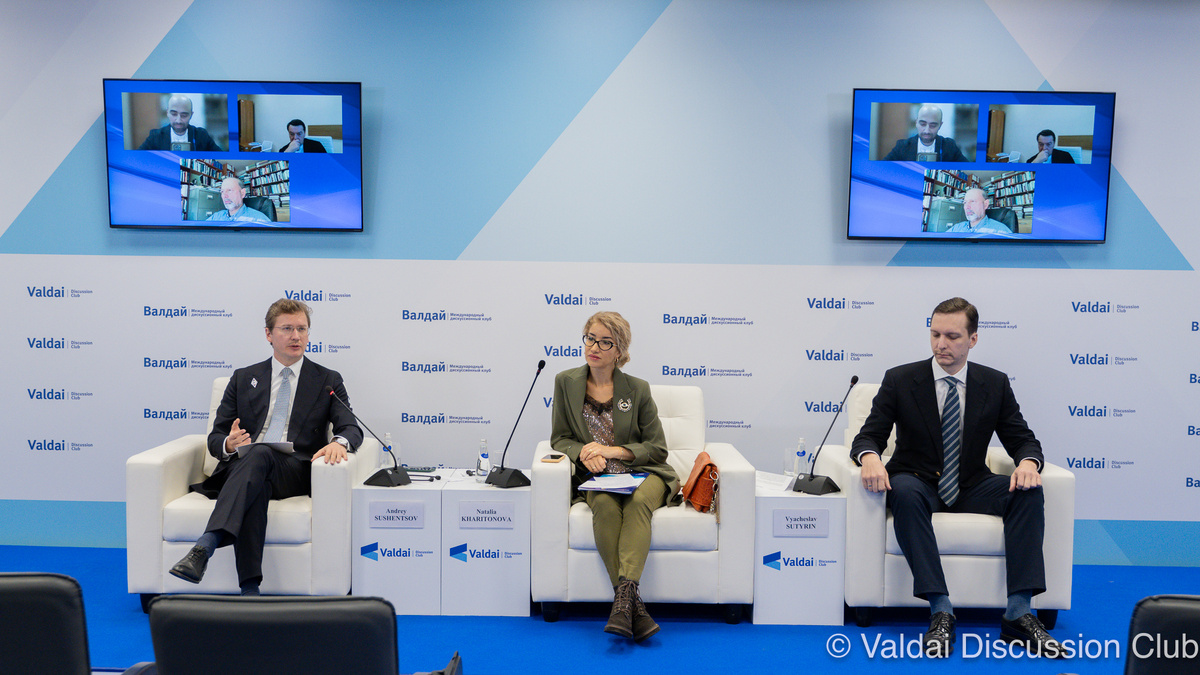 Андрей Сушенцов, Наталья Харитонова, Вячеслав Сутырин, онлайн: Ричард Саква, Арчил Сихарулидзе, Константин Старыш © Клуб «Валдай»