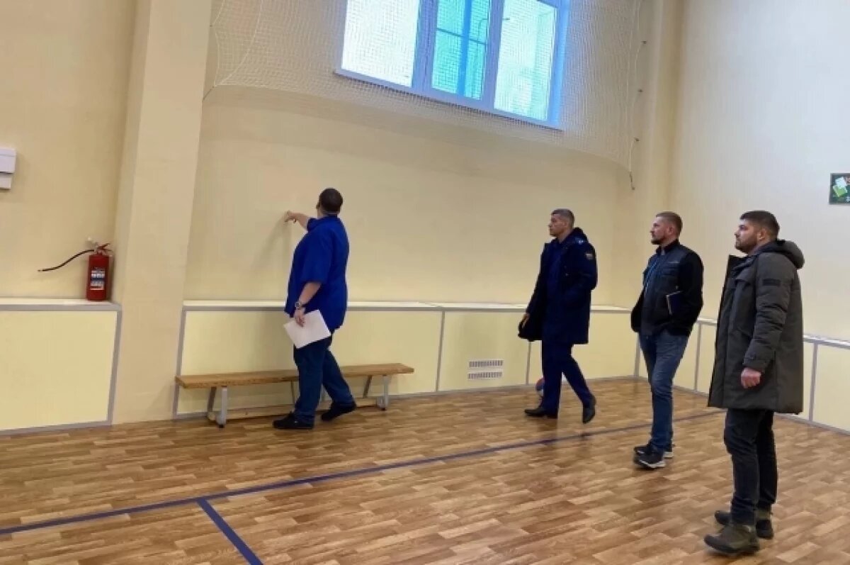    В недавно построенной камчатской школе обнаружили дефекты и протечки