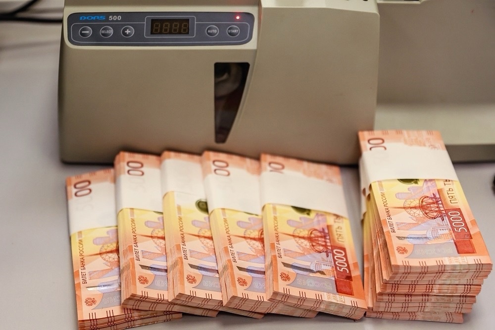    В Югре поступили в обращение новые пятитысячные банкноты