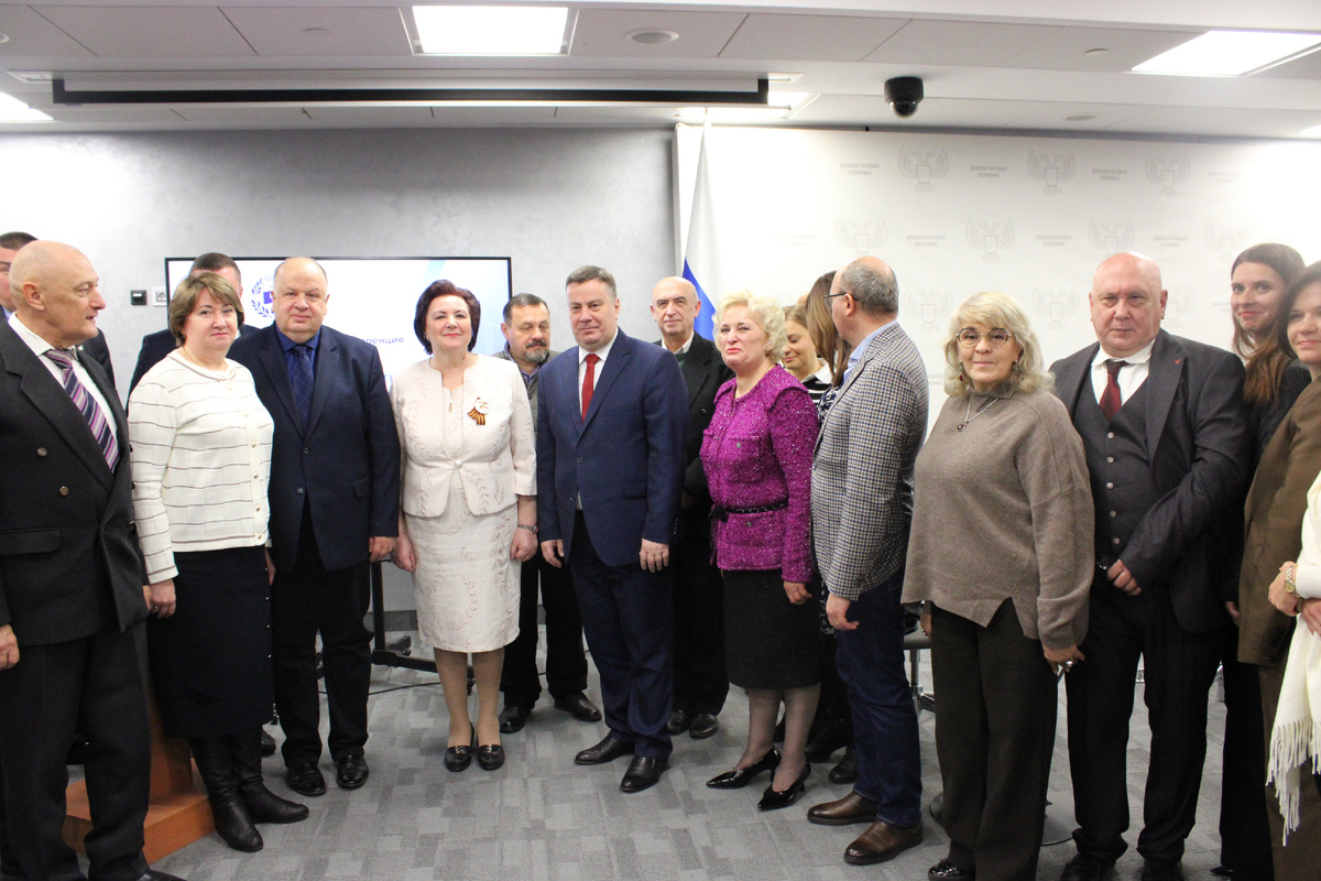 Участники пленарного заседания