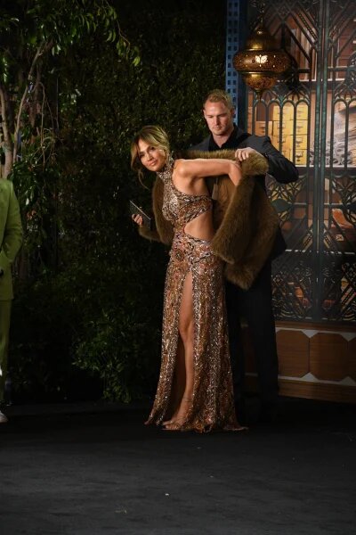    Джей Ло со своим охранником, фото: стархит