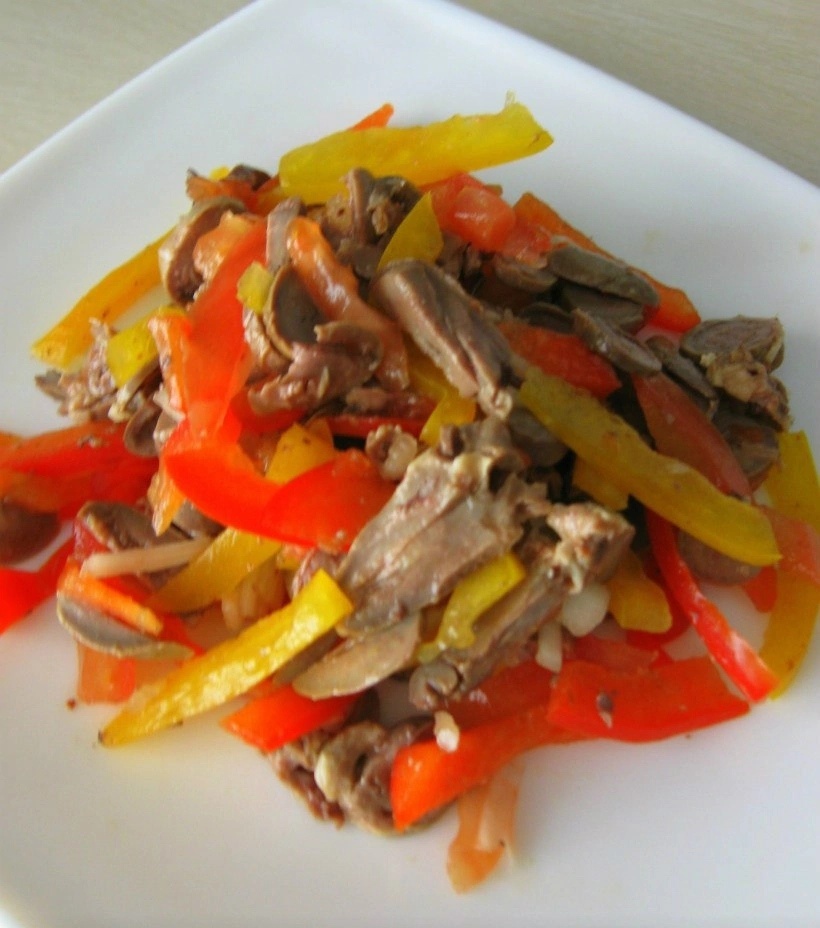 Можно заправить как маслом, так и йогуртом или майонезом. 