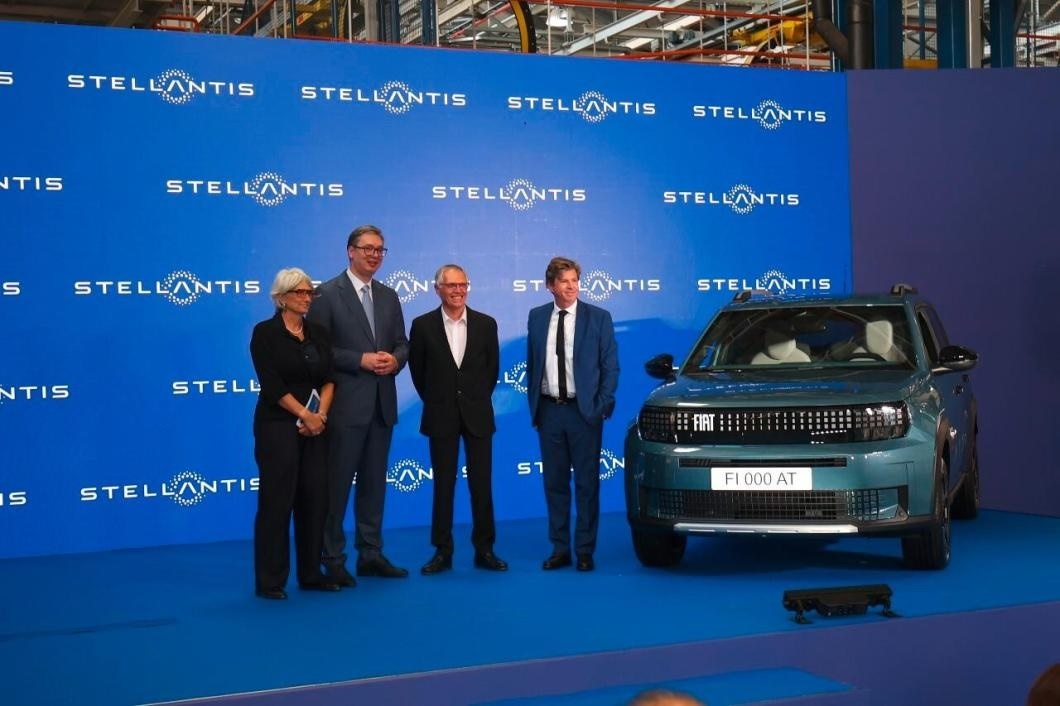 Президент Сербии Александр Вучич (второй слева) на презентации, посвященной началу выпуска FIAT Grande Panda в Крагуеваце