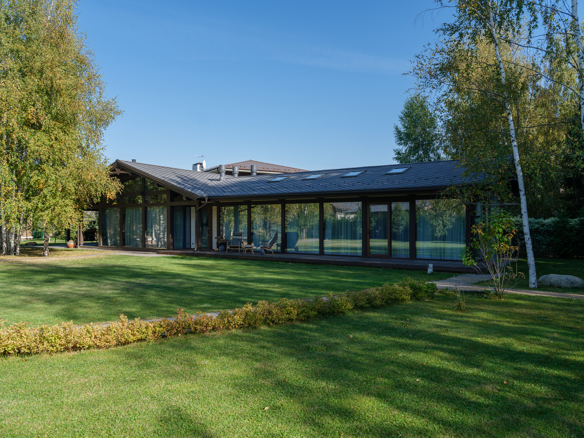 Баню с бассейном удобно расположить вдоль одной из сторон участка, отгородившись от соседей, а все окна будут обращены во внутренний двор.