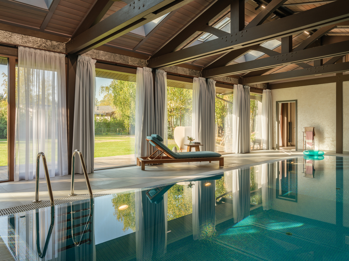 Панорамные окна в бассейне позволяют наслаждаться пейзажами и зимой, и летом,  а при необходимости окна можно закрыть.